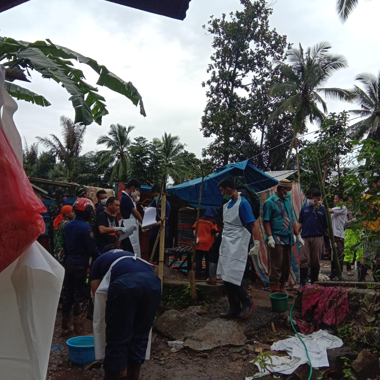 Tim Desk Disaster WALHI Sulawesi Selatan evakuasi korban bencana longsor di Kabupaten Gowa