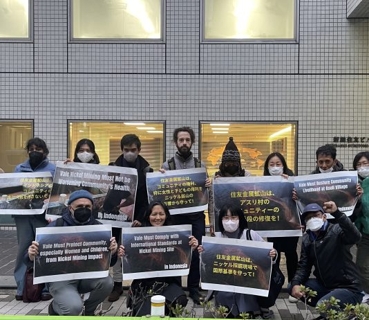 Solidaritas Internasional untuk Korban Tambang PT Vale: Kembalikan Air Kami! Aksi solidaritas Internasional yang digagas oleh WALHI dan FoE Jepang di depan kantor Sumitomo Metal Mining di Tokyo, Jepang