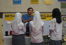 Pelajar Makassar Belajar Memahami Isu Lingkungan Langsung dari Komunitas dalam Kawula17 Goes to School