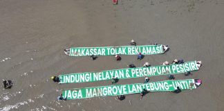 Lakukan Aksi Penanaman Mangrove, Komunitas Peduli Lingkungan Bentangkan Spanduk Penolakan Reklamasi Pesisir Lantebung-Untia